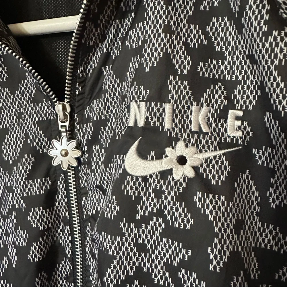 Nike Sportswear AOP Sport Daisy Black White Jacket Women’s Size Medium